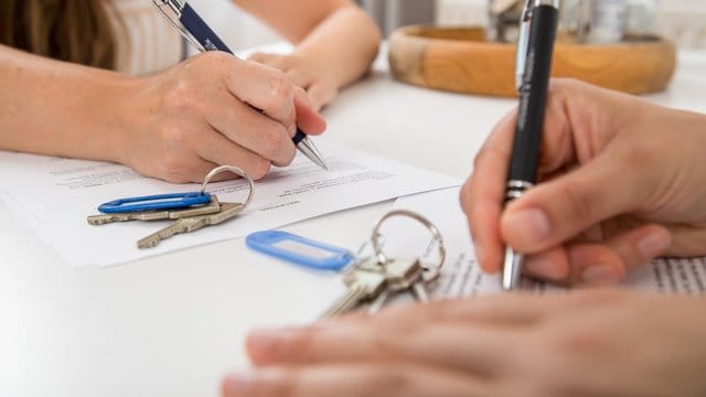 Beim Wohnungstausch können Mieter entweder in den Vertrag des anderen eintreten oder sich neu mit dem Vermieter einigen.