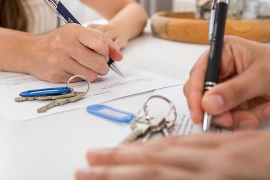 Beim Wohnungstausch können Mieter entweder in den Vertrag des anderen eintreten oder sich neu mit dem Vermieter einigen.