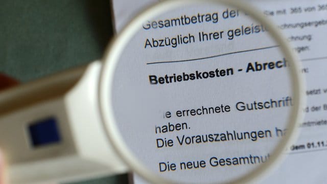 Die Kosten für die Thermen-Wartung können Vermieter über die Betriebskosten abrechnen.