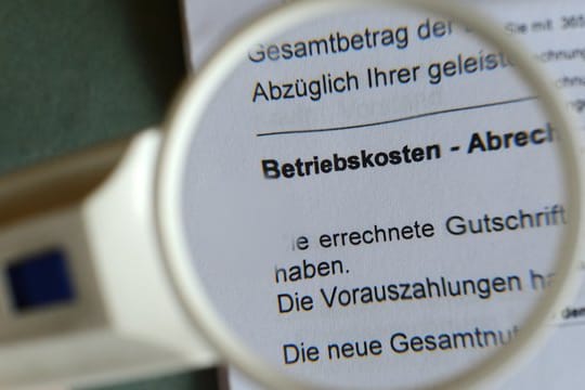 Die Kosten für die Thermen-Wartung können Vermieter über die Betriebskosten abrechnen.