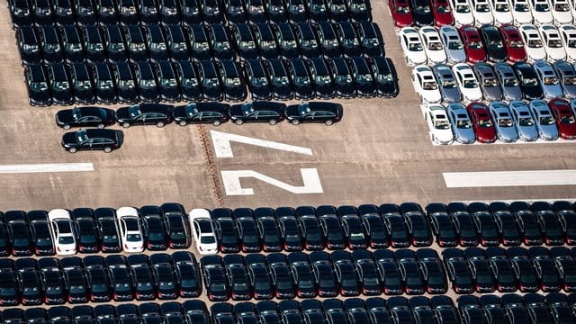 Luftbild des derzeit zum Parkplatz umfunktionierten Flugplatzes Ahlhorn: Sind mögliche Mängel der Grund, weshalb aktuell zahlreiche Fahrzeuge auf einem ehemaligen Flugplatz stehen?