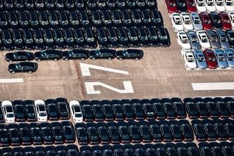 Luftbild des derzeit zum Parkplatz umfunktionierten Flugplatzes Ahlhorn: Sind mögliche Mängel der Grund, weshalb aktuell zahlreiche Fahrzeuge auf einem ehemaligen Flugplatz stehen?