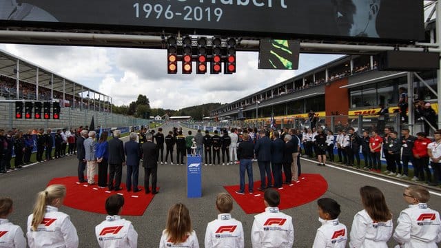 Vor dem Formel-1-Rennen in Spa fand eine Schweigeminute für Anthoine Hubert statt. Vor dem Formel-1-Rennen in Spa fand eine Schweigeminute für Anthoine Hubert statt.