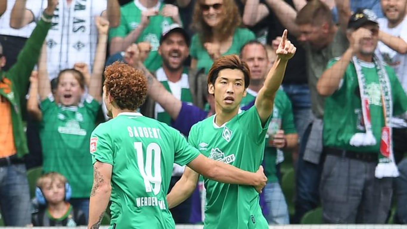 "Yuya ist ein Top-Spieler", lobte Werder-Trainer Kohfeldt den Doppelpacker Osako (r).