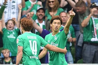 "Yuya ist ein Top-Spieler", lobte Werder-Trainer Kohfeldt den Doppelpacker Osako (r).