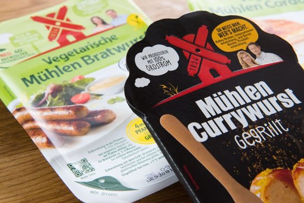 Currywurst der Rügenwalder Mühle und die vegetarische Alternative: Der Lebensmittelhersteller kritisiert die Fleischindustrie stark.