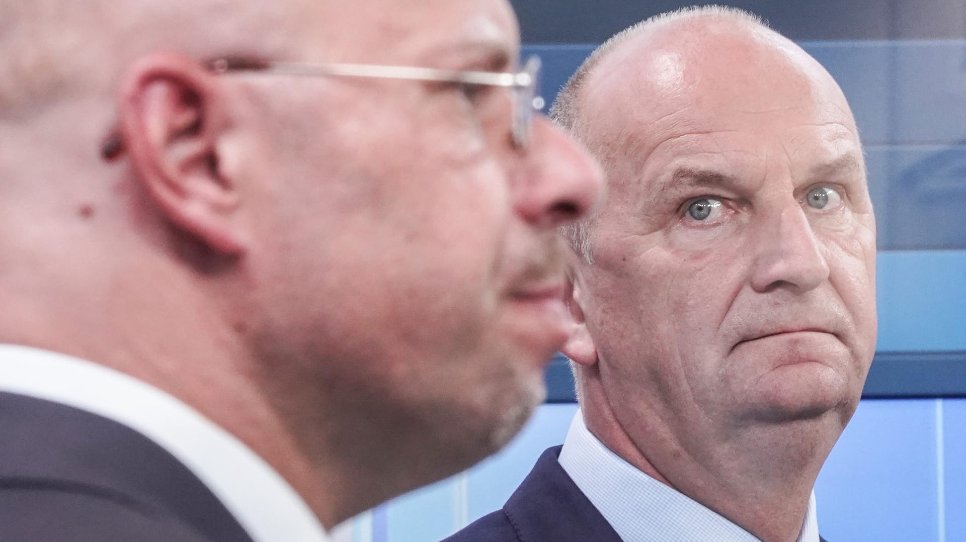Brandenburg, Potsdam: Dietmar Woidke (SPD), Ministerpräsident von Brandenburg, schaut zu Andreas Kalbitz, Spitzenkandidat der AfD. Brandenburg, Potsdam: Dietmar Woidke (SPD), Ministerpräsident von Brandenburg, schaut zu Andreas Kalbitz, Spitzenkandidat der AfD.