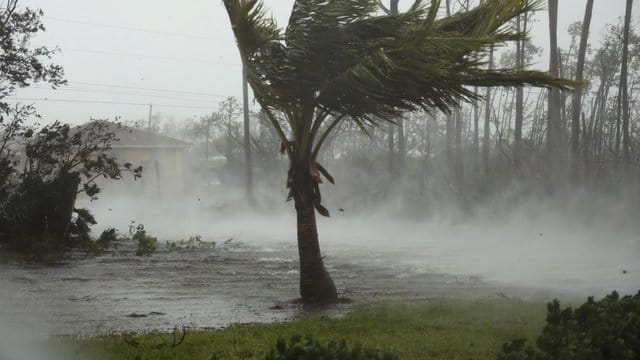Sturmböen von Hurrikan "Dorian" wirbeln Wasser von der Oberfläche eines Kanals auf den Bahamas auf. Sturmböen von Hurrikan "Dorian" wirbeln Wasser von der Oberfläche eines Kanals auf den Bahamas auf.