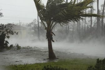 Sturmböen von Hurrikan "Dorian" wirbeln Wasser von der Oberfläche eines Kanals auf den Bahamas auf.