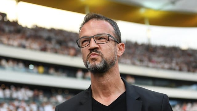 Eintracht Frankfurts Sportdirektor Fredi Bobic konzentrierte sich auf die Transferpolitik. Eintracht Frankfurts Sportdirektor Fredi Bobic konzentrierte sich auf die Transferpolitik.