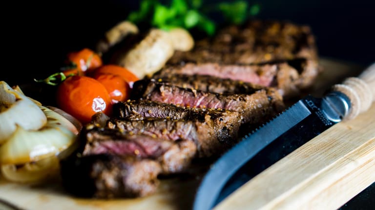 Saftiges, gegrilltes Steak: Platz im Herzen bietet ein umfangreiches Angebot vom Frühstück bis zum Abendessen.