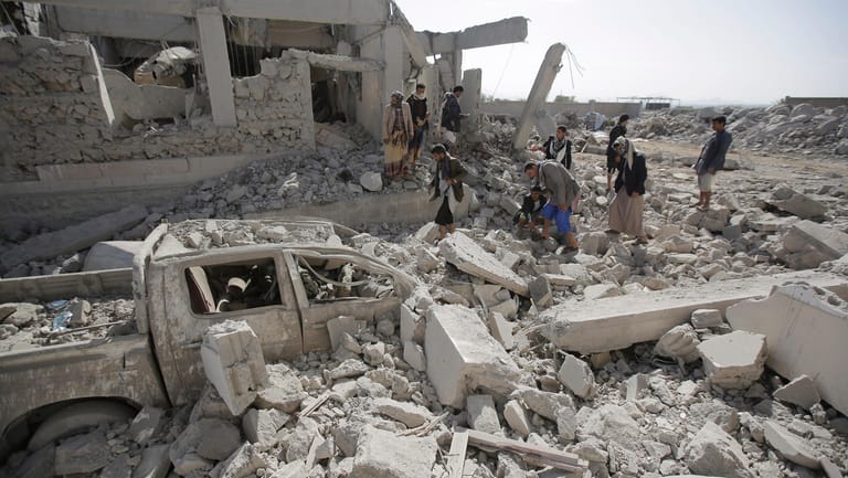 Menschen untersuchen die Trümmer eines Gefangenenlagers: Die von Saudi-Arabien angeführte Militärkoalition bestätigte den Angriff.
