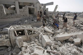 Menschen untersuchen die Trümmer eines Gefangenenlagers: Die von Saudi-Arabien angeführte Militärkoalition bestätigte den Angriff.