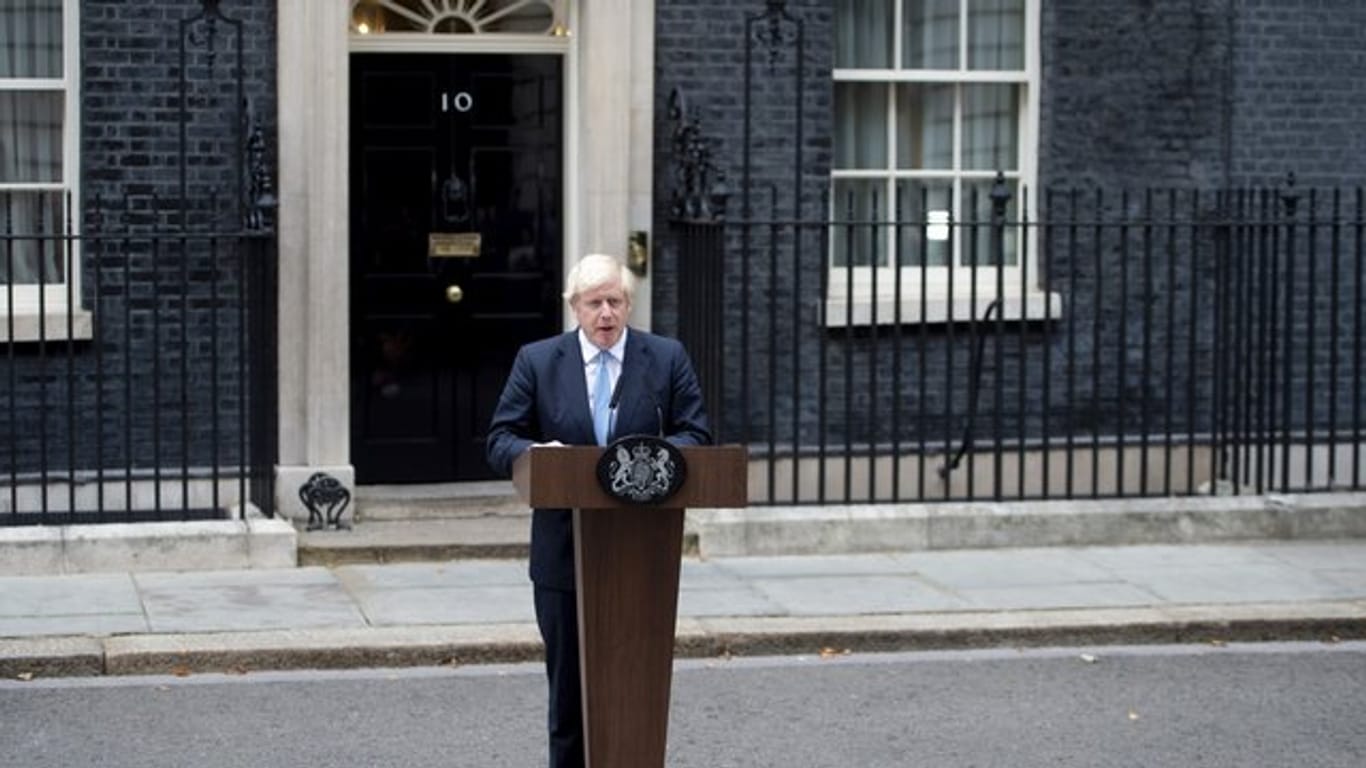 Premierminister Boris Johnson spricht vor seinem Amtssitz in der Downing Street.