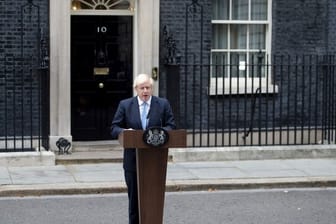 Premierminister Boris Johnson spricht vor seinem Amtssitz in der Downing Street.