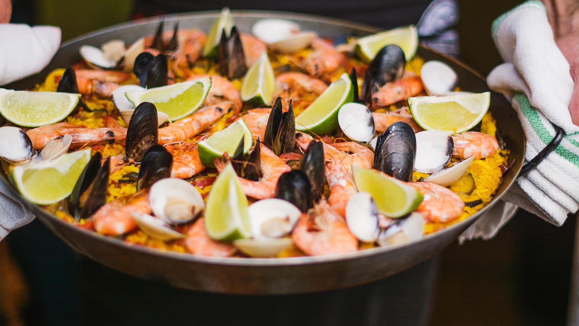 Typische Paella aus Spanien: Enthalten sind diverse Meeresfrüchte, Reis und Gemüse.