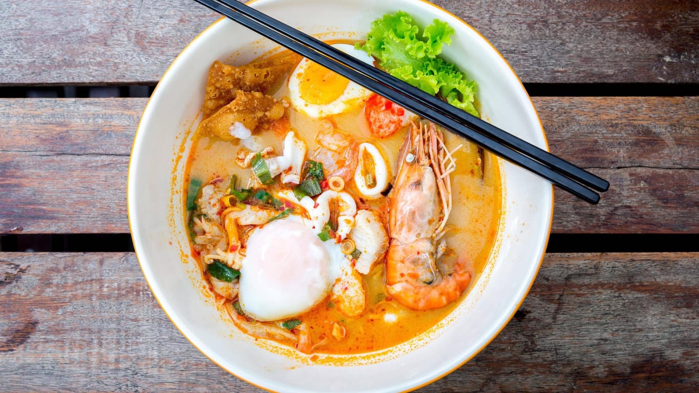 Vietnamesische Nudelsuppe mit Meeresfrüchten: Abwechslung wird in der vietnamesischen Küche groß geschrieben.