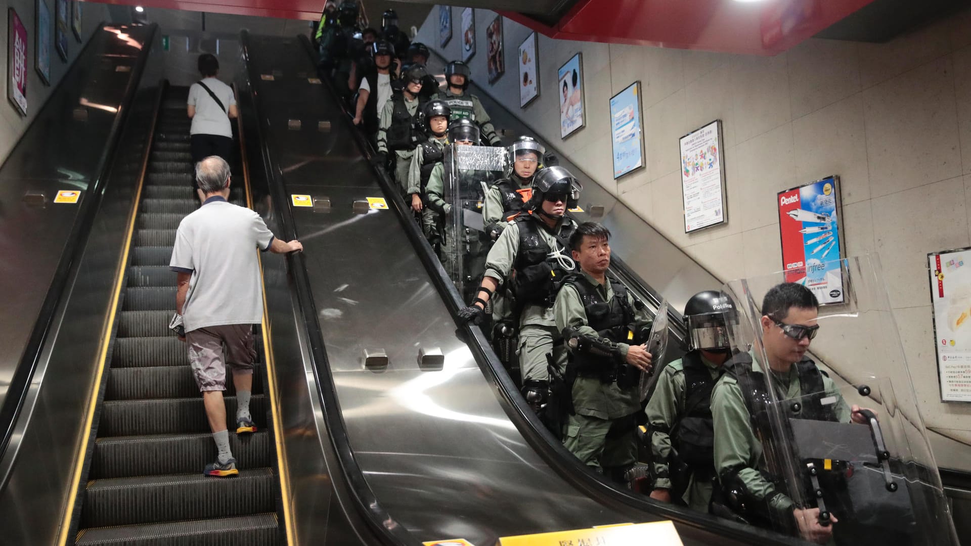 Polizisten sind in einer U-Bahn-Station im Einsatz: Am Montag soll es wieder zu Protesten kommen.