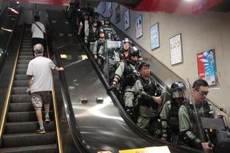 Polizisten sind in einer U-Bahn-Station im Einsatz: Am Montag soll es wieder zu Protesten kommen.