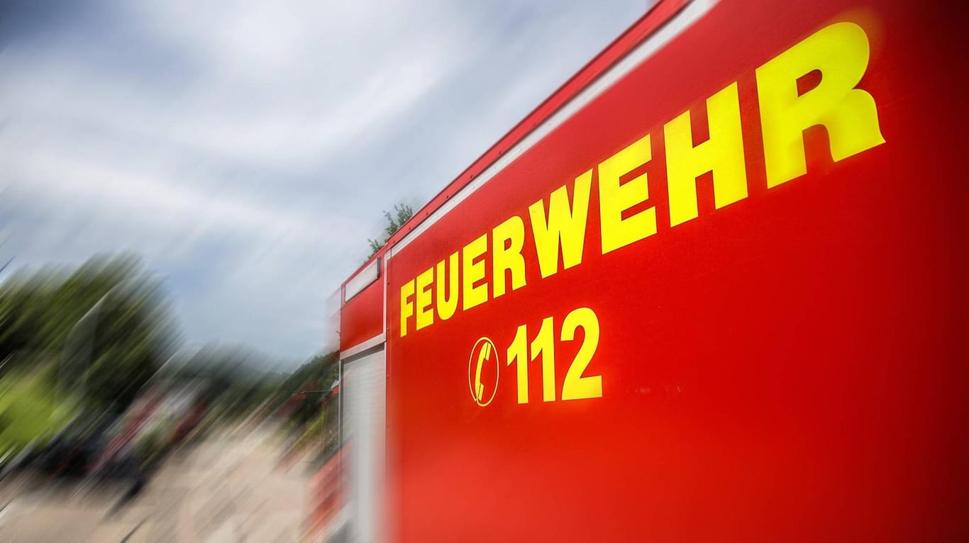 Ein Feuerwehrauto fährt zum Einsatz: In Karlsruhe hat es im Golfclub Gut Scheibenhardt gebrannt.