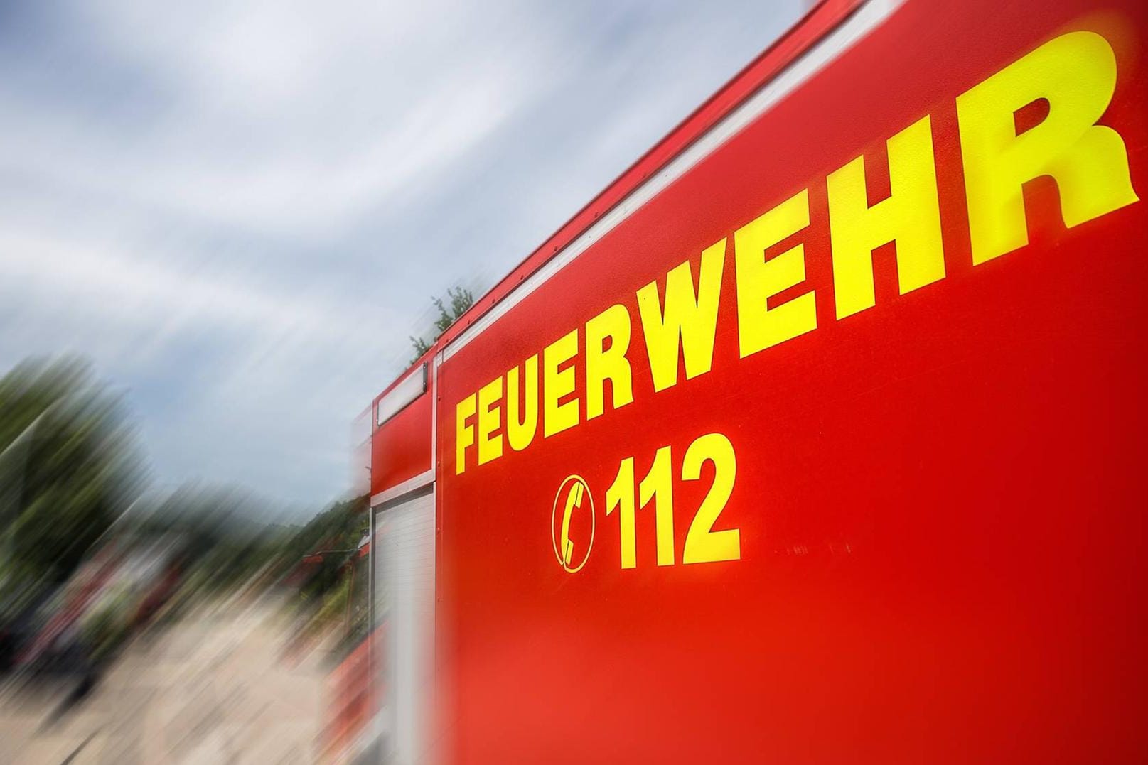 Ein Feuerwehrauto fährt zum Einsatz: In Karlsruhe hat es im Golfclub Gut Scheibenhardt gebrannt.