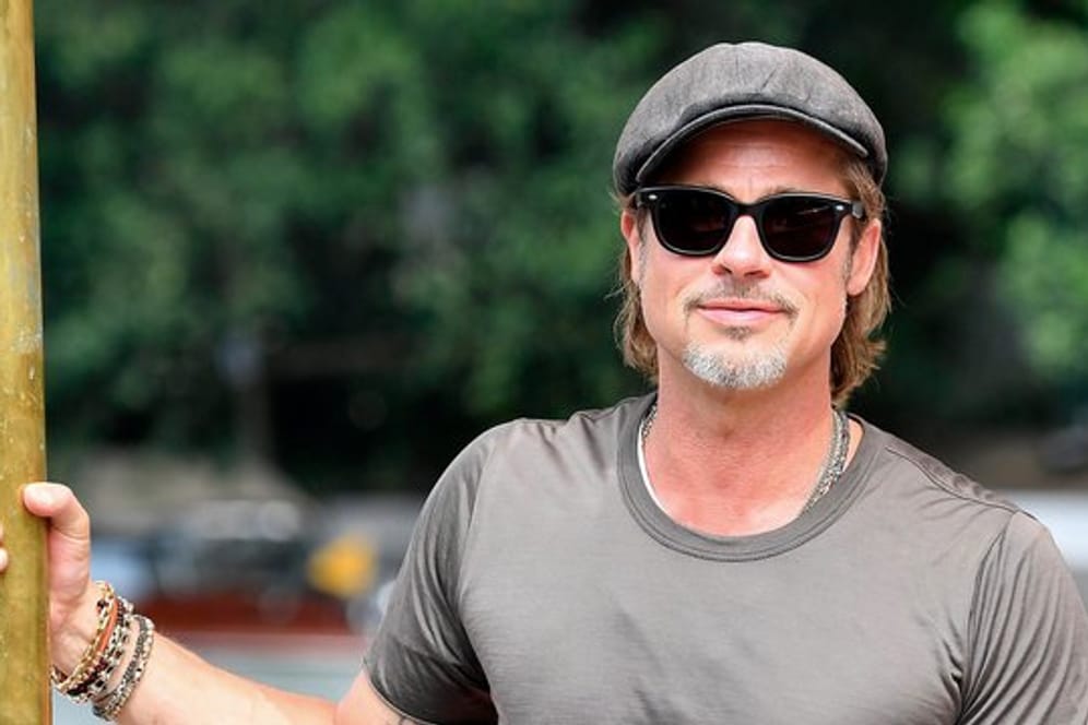 Typisch Brad Pitt: mit Sonnenbrille und Kappe.