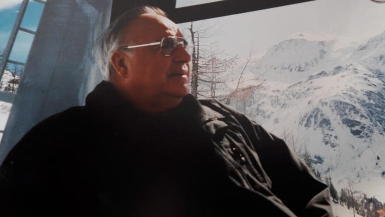 Helmut Kohl in Österreich: Ein privates Foto zeigt den Bundeskanzler beim angeblichen gemeinsamen Urlaub in einer Gondel mit Blick auf die Berglandschaft.