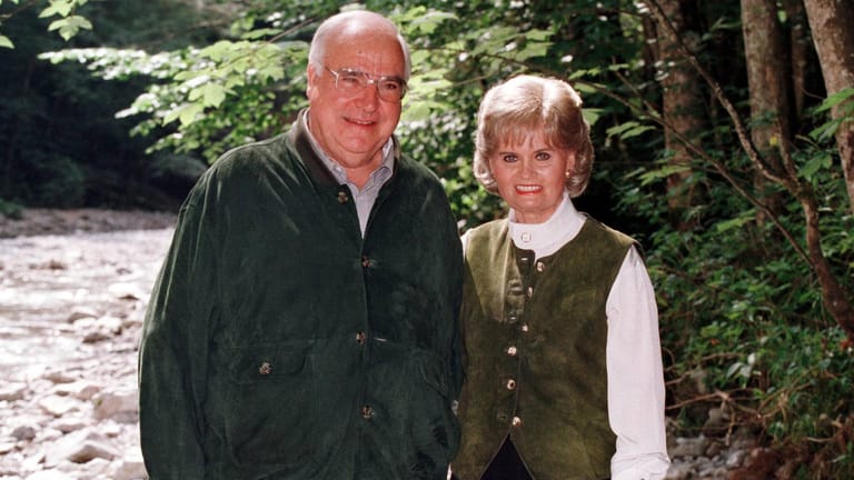 Helmut Kohl und Ehefrau Hannelore: Die Aufnahme stammt aus dem Jahr 1997 und wurde in St. Gilgen, Österreich aufgenommen. Zu dieser Zeit soll der Altkanzler schon eine dreijährige Liaison mit Beatrice Herbold gehabt haben.