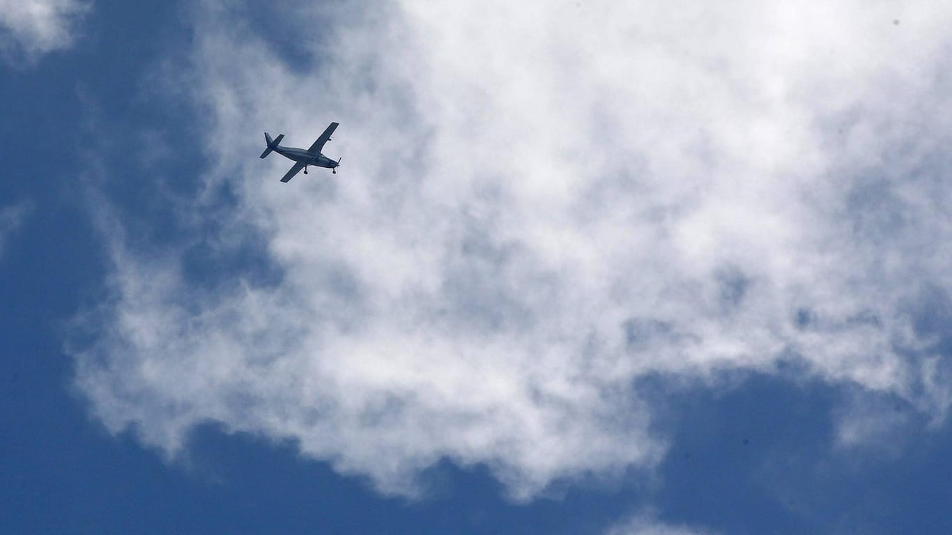 Eine Cessna-Maschine am Himmel: Das Flugzeug befand sich mitten in der Luft, als der Fluglehrer das Bewusstsein verlor und nicht mehr ansprechbar war. (Symbolbild)