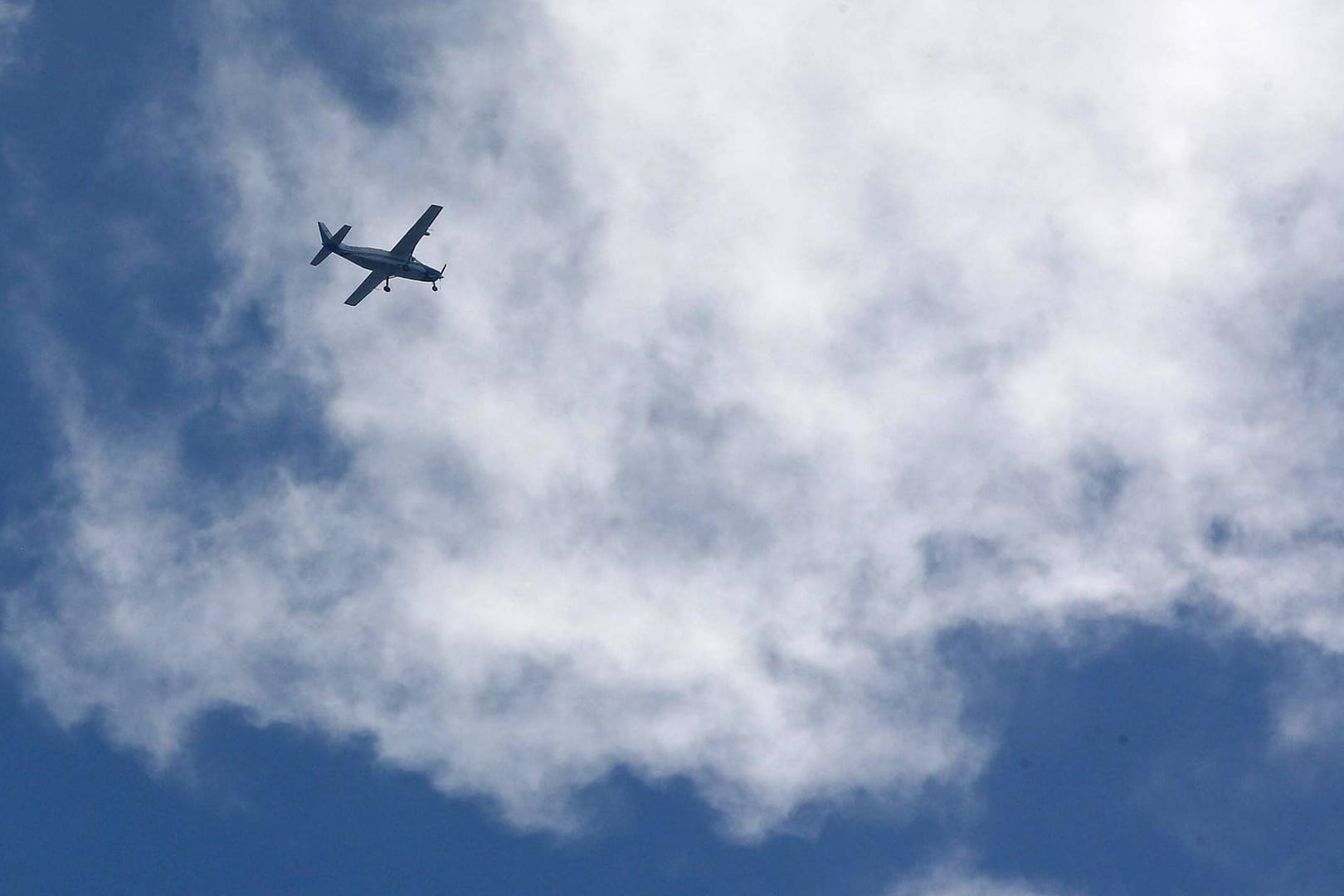 Eine Cessna-Maschine am Himmel: Das Flugzeug befand sich mitten in der Luft, als der Fluglehrer das Bewusstsein verlor und nicht mehr ansprechbar war. (Symbolbild)