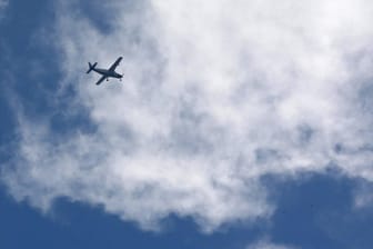 Eine Cessna-Maschine am Himmel: Das Flugzeug befand sich mitten in der Luft, als der Fluglehrer das Bewusstsein verlor und nicht mehr ansprechbar war. (Symbolbild)