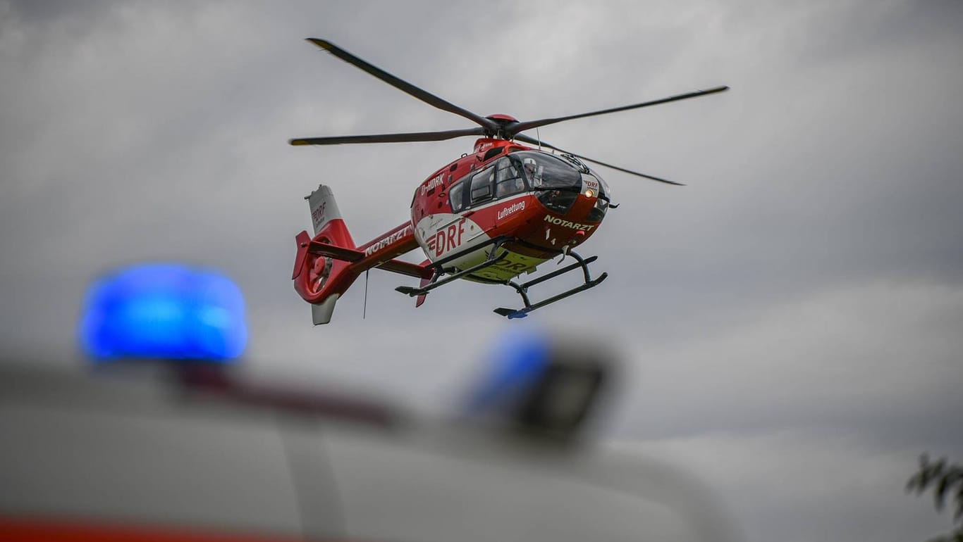 Ein Rettungshubschrauber: Nach dem Unfal sperrten Rettungskräfte die Straße, auch ein Helikopter war im Einsaz. (Symbolbild)