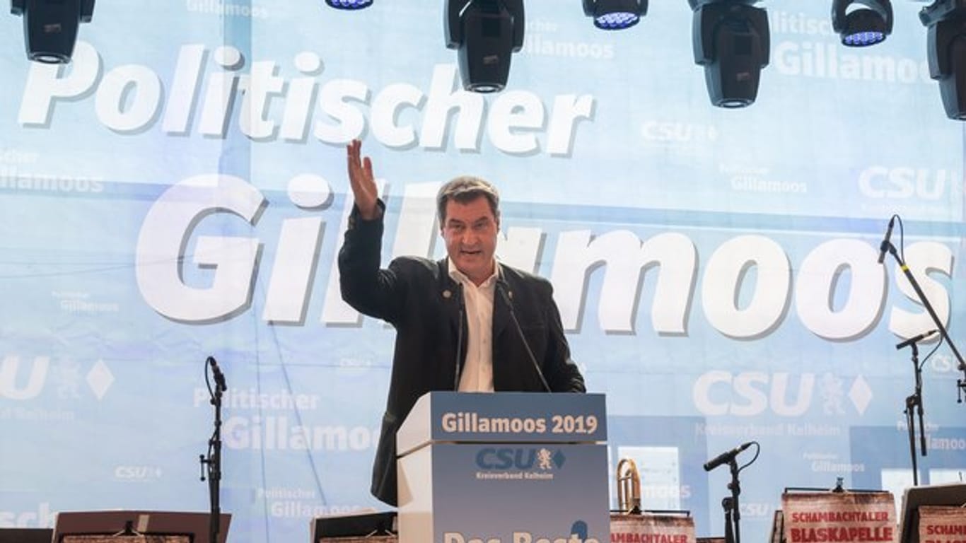 Bayerns Ministerpräsident Söder spricht beim Gillamoos-Volksfest.