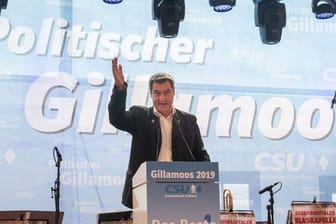 Bayerns Ministerpräsident Söder spricht beim Gillamoos-Volksfest.