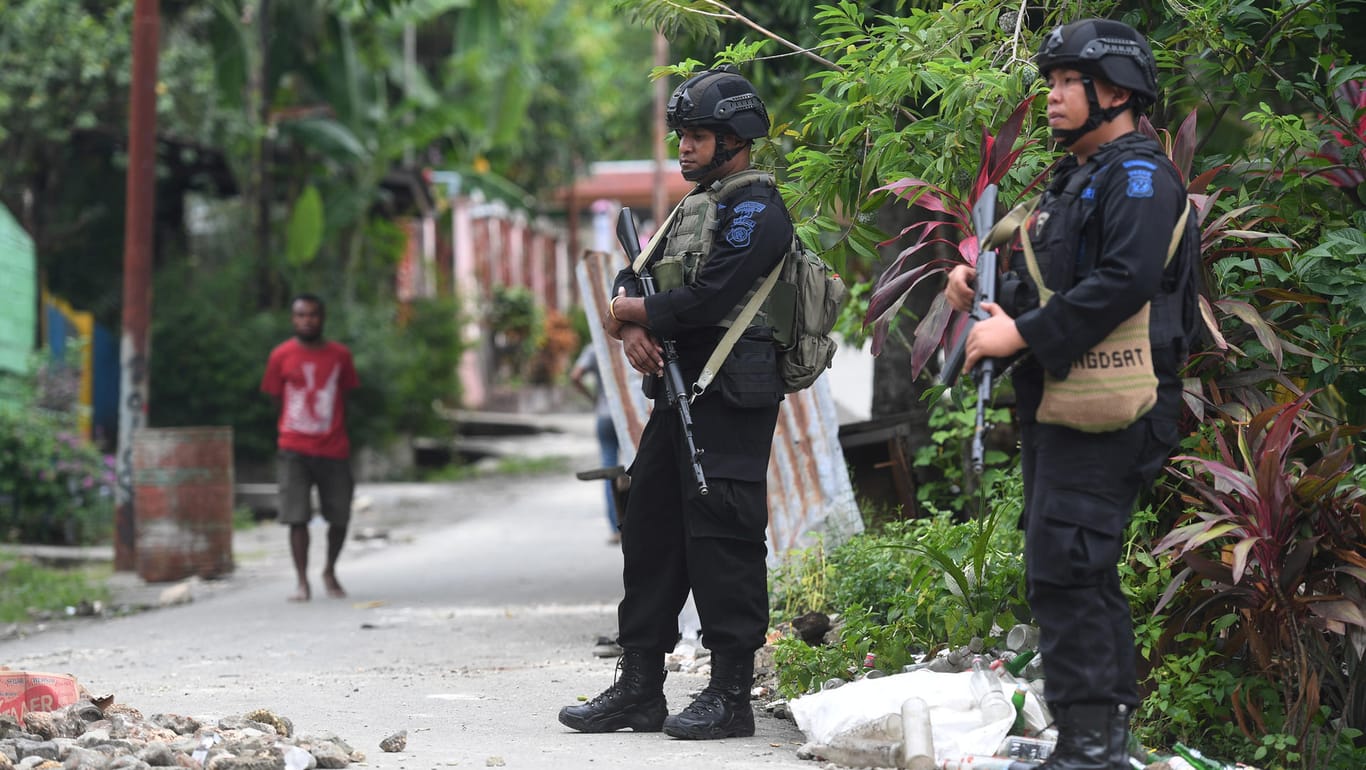 Polizisten stehen in der Nähe eines Studentenwohnheims in der Provinzhauptstadt Jayapura: Die Polizei hat sich bislang noch nicht zu dem Vorfall geäußert.