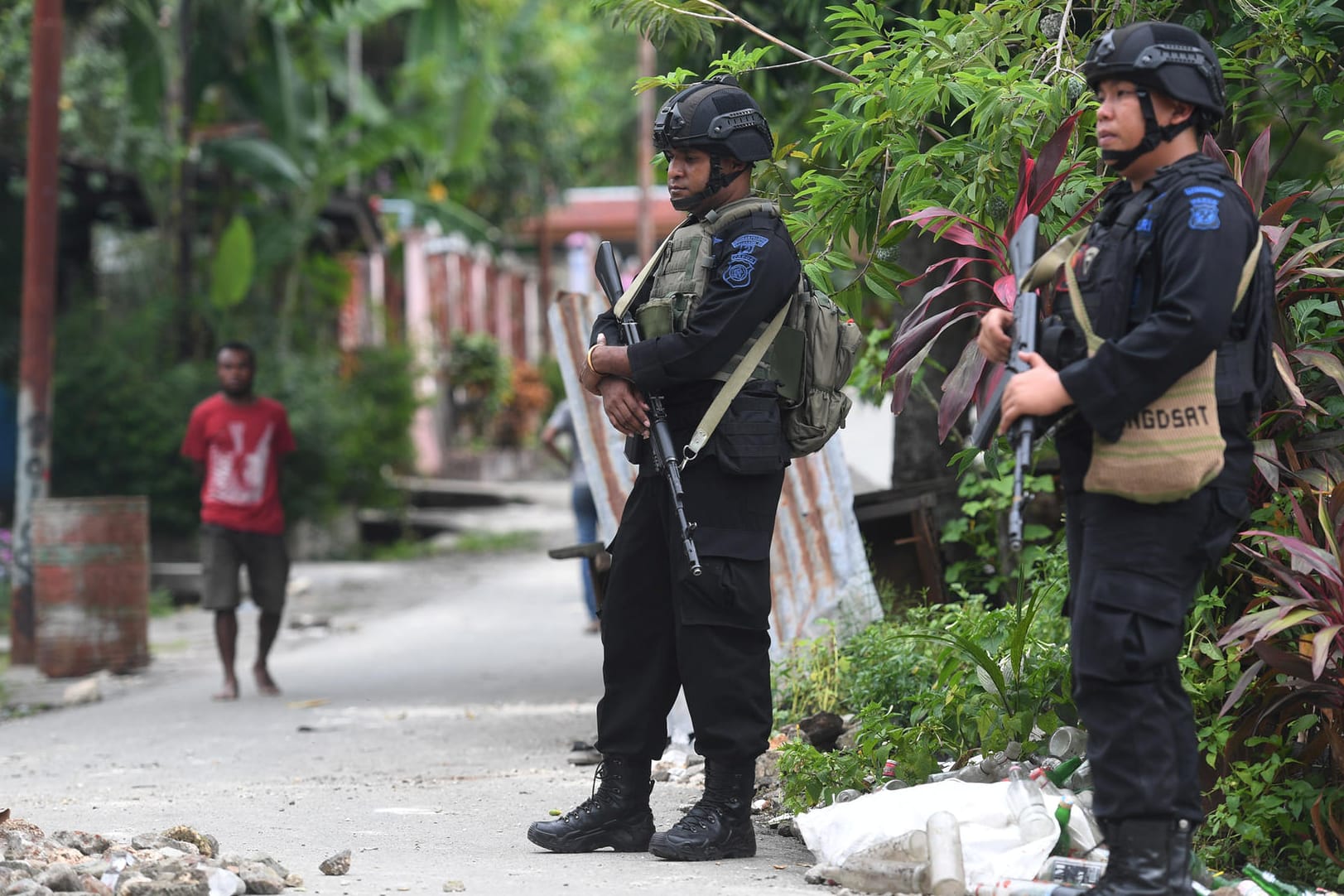 Polizisten stehen in der Nähe eines Studentenwohnheims in der Provinzhauptstadt Jayapura: Die Polizei hat sich bislang noch nicht zu dem Vorfall geäußert.