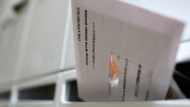 Inkassofirmen treiben Schulden ein. Inkassofirmen treiben Schulden ein.