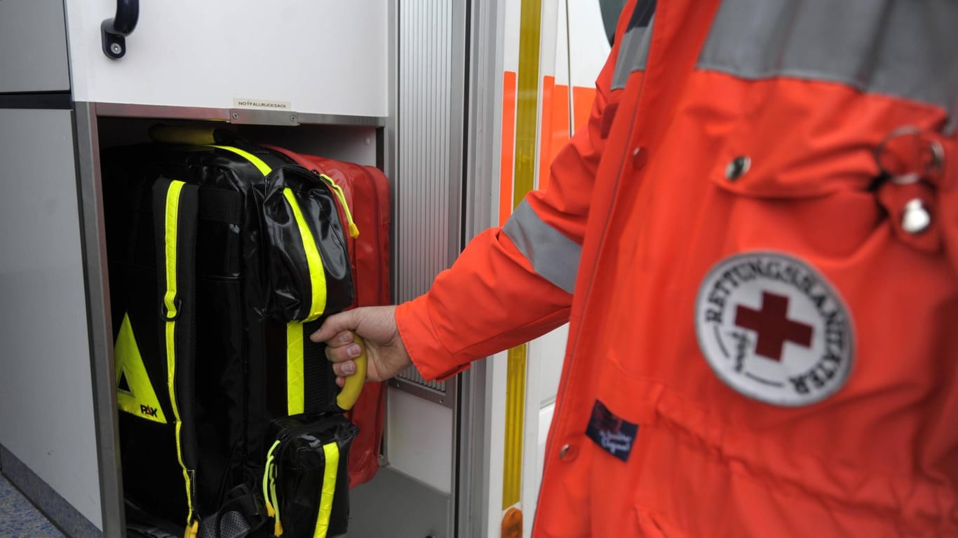 Ein Sanitäter greift nach einem Notfallrucksack: So ein ähnliches Exemplar wurde in Langenfeld von Dieben entwendet.