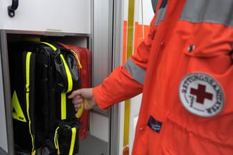 Ein Sanitäter greift nach einem Notfallrucksack: So ein ähnliches Exemplar wurde in Langenfeld von Dieben entwendet.