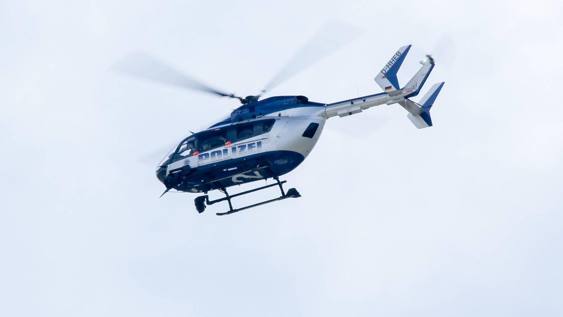 Ein Polizeihubschrauber: Kurz nachdem eine 24-Jährige auf offener Straße angeschossen worden war, wurde ein Mann im Rahmen intensiver Fahndungsmaßnahmen festgenommen. (Symbolbild)