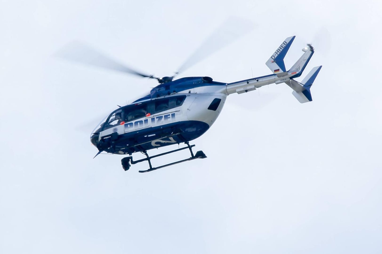Ein Polizeihubschrauber: Kurz nachdem eine 24-Jährige auf offener Straße angeschossen worden war, wurde ein Mann im Rahmen intensiver Fahndungsmaßnahmen festgenommen. (Symbolbild)