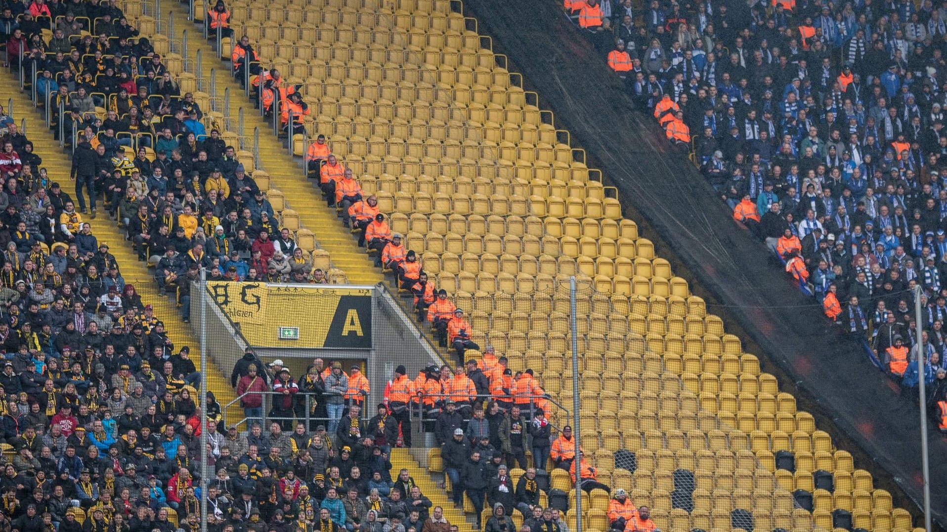 Symbolbild: Bei Spielen von Dynamo Dresden kommen viele Ordner zum Einsatz.