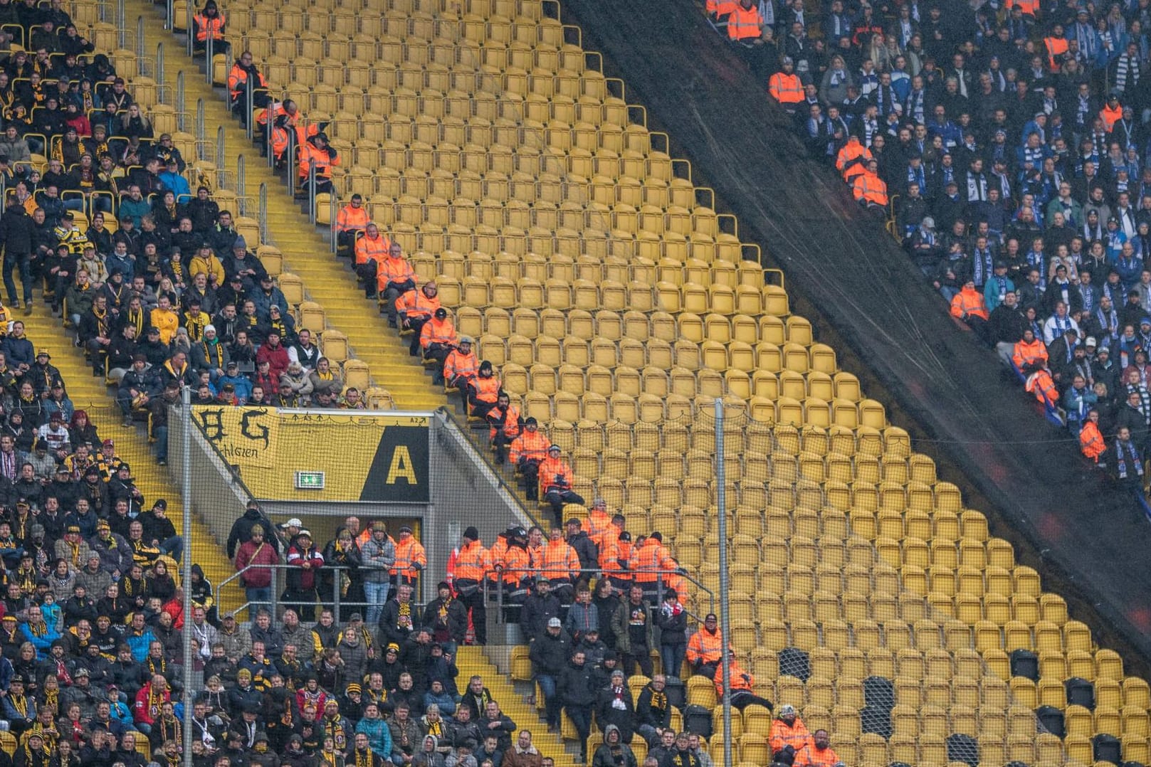 Symbolbild: Bei Spielen von Dynamo Dresden kommen viele Ordner zum Einsatz.