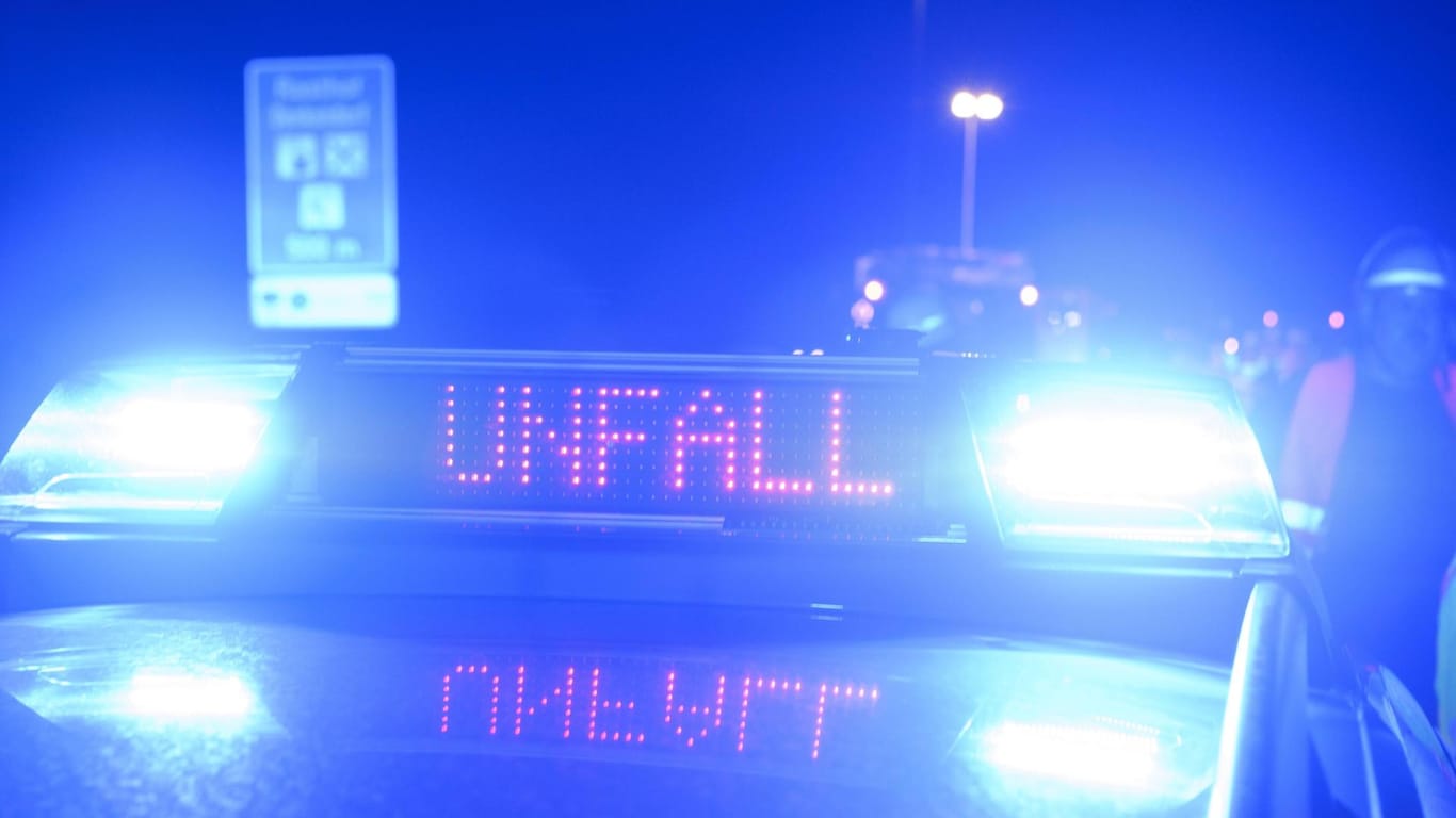 Die Anzeige auf einem Polizeiauto warnt vor eine Unfall: Vier weitere Fahrzeuge fuhren noch in die Unfallstelle. (Symbolbild)
