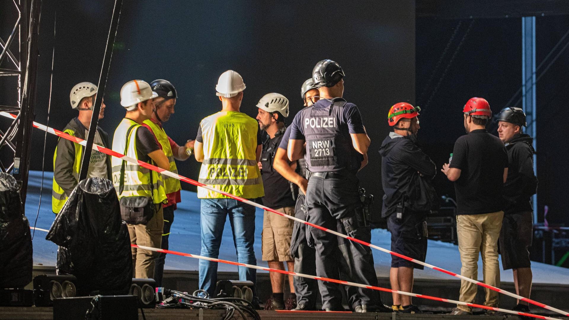 Einsatzkräfte beraten nach dem Konzertabbruch in Essen: Bei einem Festival stürzte eine LED-Wand ins Publikum. Einsatzkräfte beraten nach dem Konzertabbruch in Essen: Bei einem Festival stürzte eine LED-Wand ins Publikum.