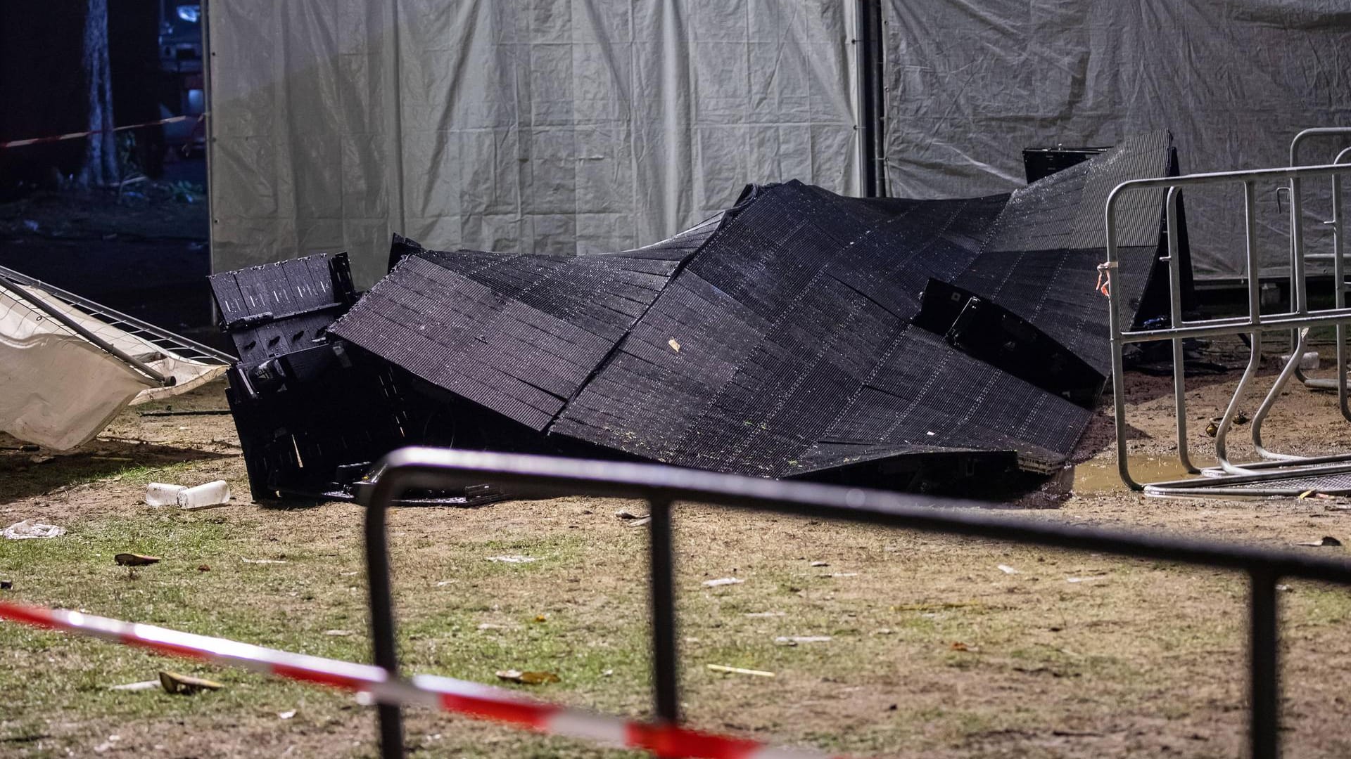 Die umgestürzte LED-Wand: 28 Menschen wurden durch diese verletzt, zwei Besucher sogar lebensgefährlich.
