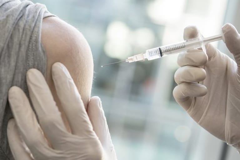 Eine Hepatitis-B-Impfung beugt auch gegen die D-Variante der Leberentzündung vor.