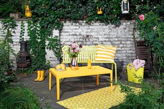 Gelbe Gartenmöbel liegen für die Saison 2020 im Trend.