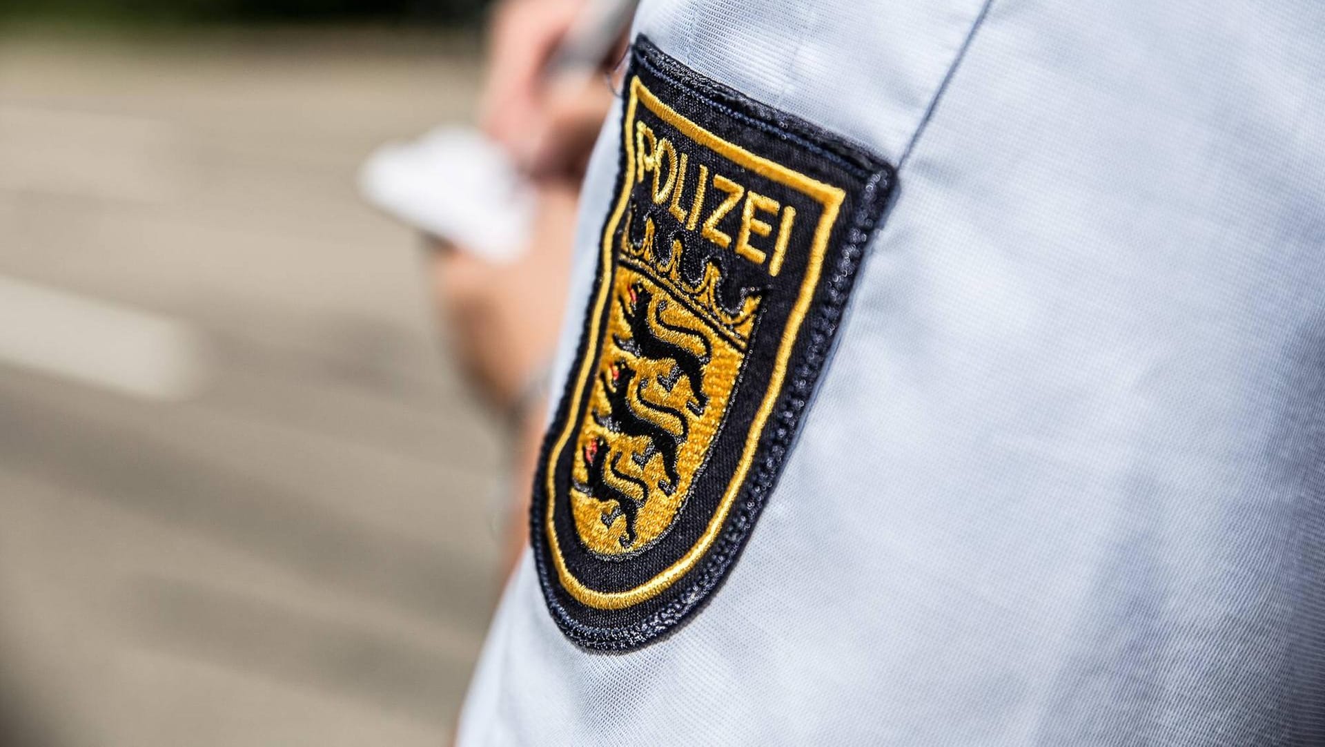 Das Landeswappen von Baden-Württemberg auf der Uniform eines Polizisten: Die Polizei bat baten mögliche Zeugen der Tat, sich zu melden. (Symbolbild) Das Landeswappen von Baden-Württemberg auf der Uniform eines Polizisten: Die Polizei bat baten mögliche Zeugen der Tat, sich zu melden. (Symbolbild)