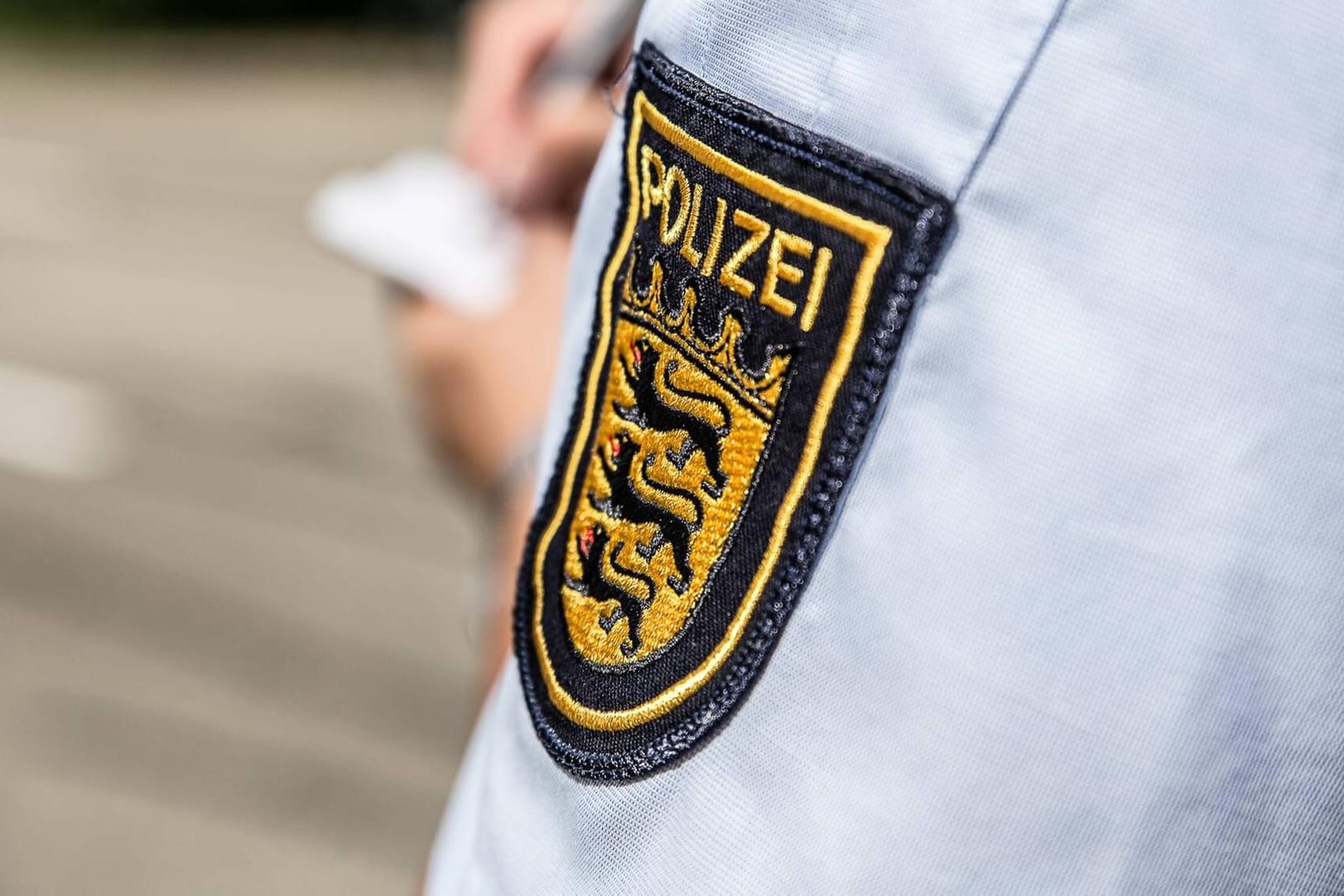 Das Landeswappen von Baden-Württemberg auf der Uniform eines Polizisten: Die Polizei bat baten mögliche Zeugen der Tat, sich zu melden. (Symbolbild)